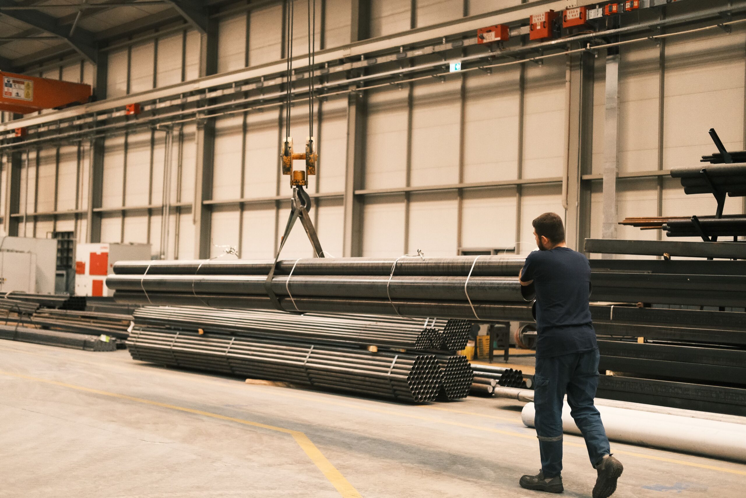 Arbeiter mit Kran – Stuffing & Verpackung bei HLS Germany