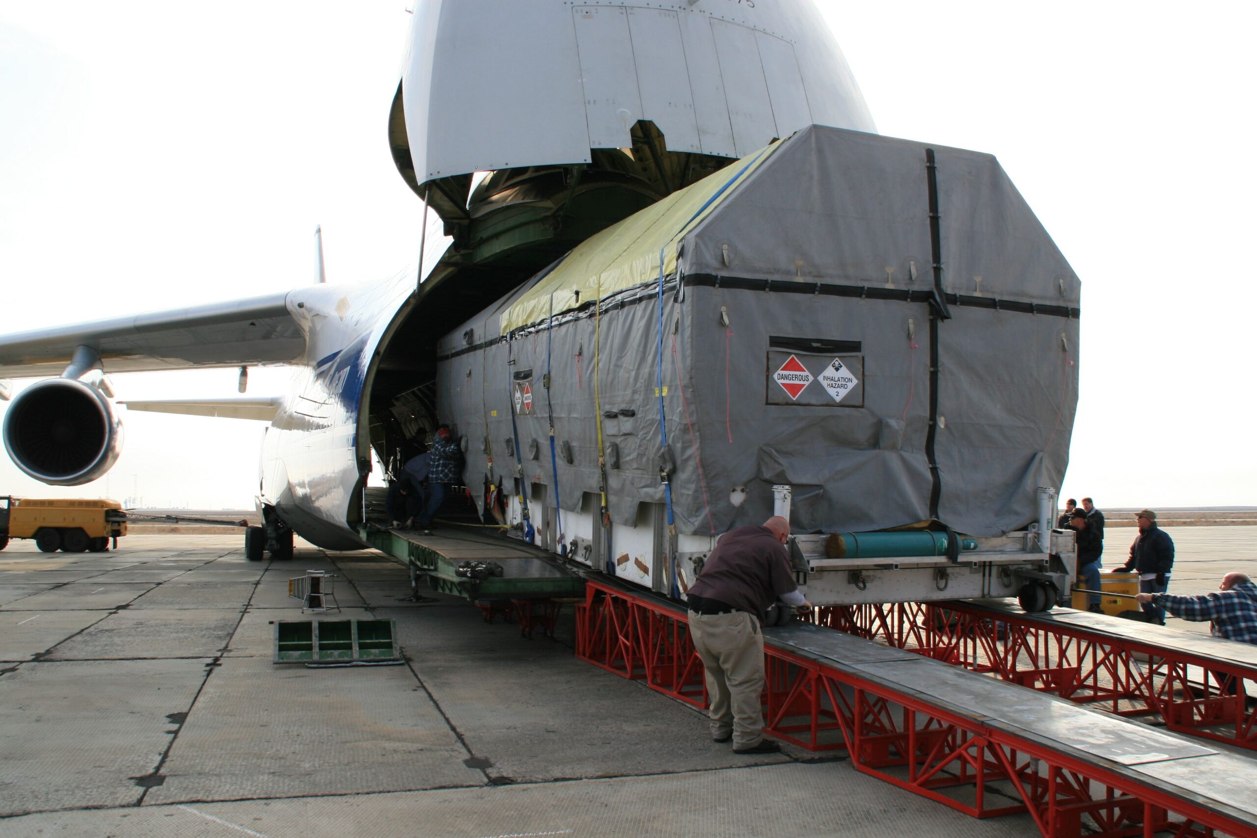 Flughafen Transport Container Beladung – Luftfracht bei HLS Germany