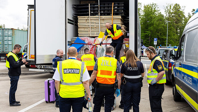 Zollkontrolle und Transportversicherung bei HLS Germany